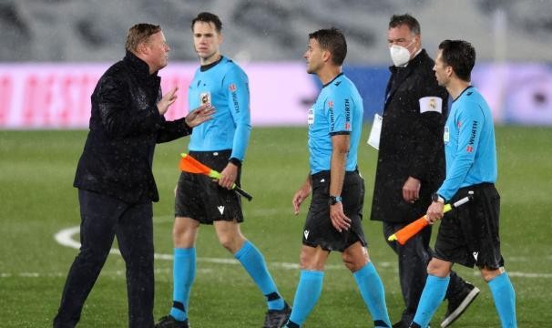 彩客网团队-争议判罚+激烈对话 国家德比裁判戏份岂能少？